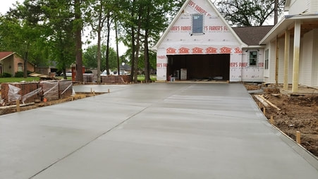 driveway contractor Nampa, ID. New driveway poured in front of new home build, standard gray graded for drainage 